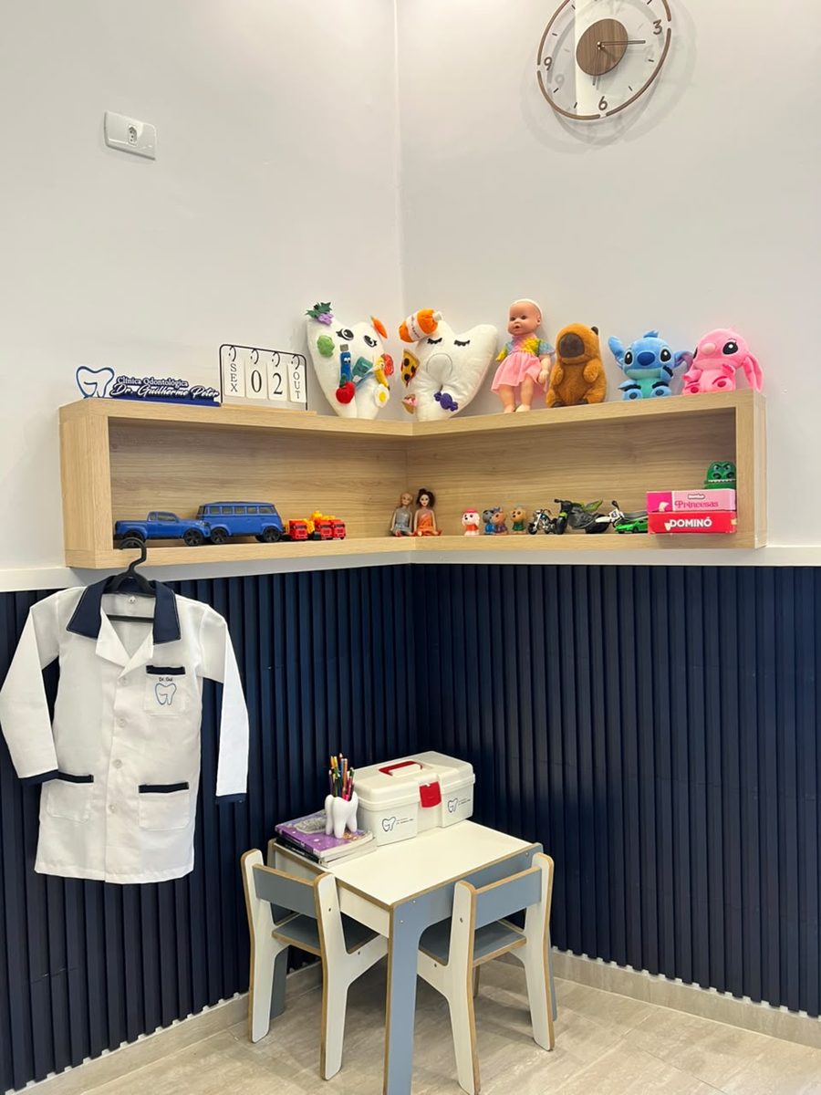 Espaço kids com brinquedos e mesa infantil - Clínica Odontológica Dr. Guilherme Peter dentista infantil Camaquã RS