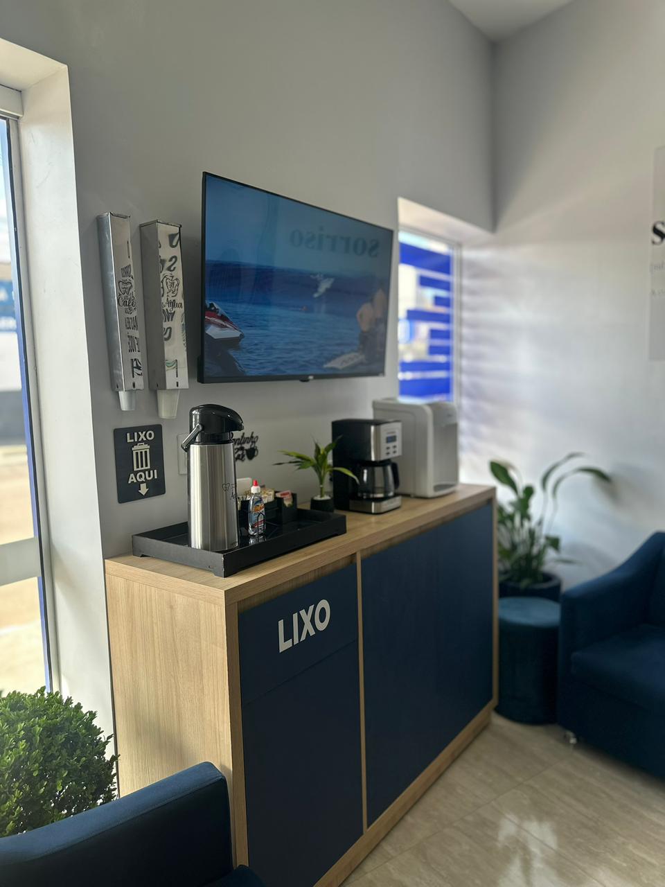 Sala de espera com café - Clínica Odontológica Dr. Guilherme Peter Camaquã