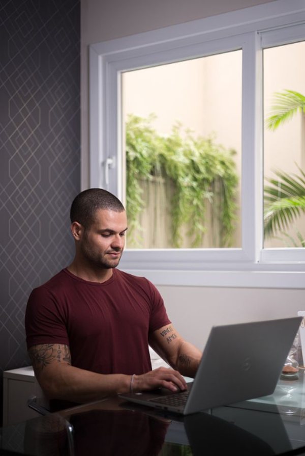 Matheus Malta durante atendimento, revisando o plano alimentar no computador