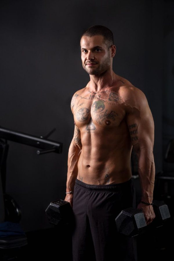Matheus Malta, nutricionista esportivo, em treino de musculação